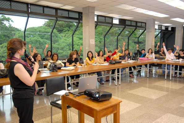 Dra. Denice Adkins hablando durante el taller