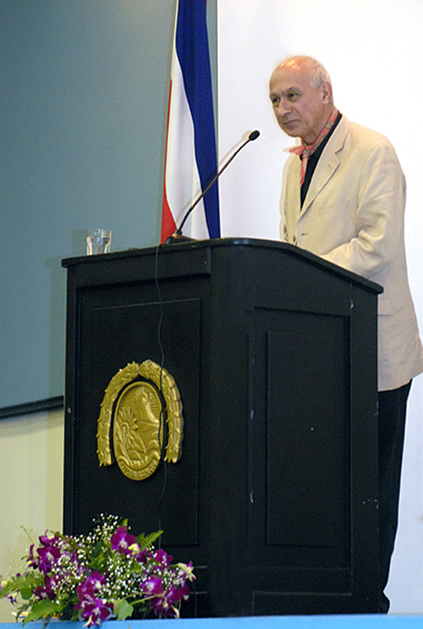 Dr. Gilberto López y Rivas en podio