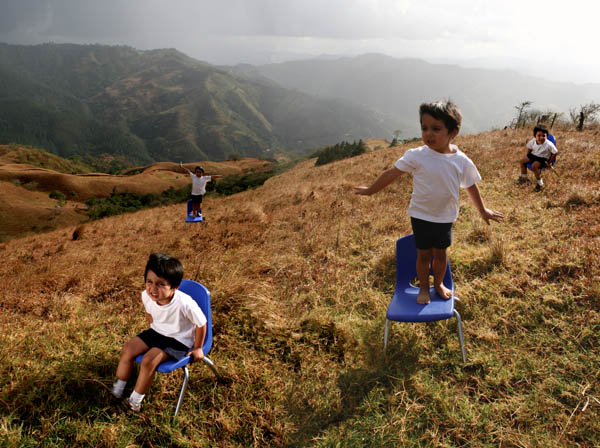 Niños en sillas y paisaje