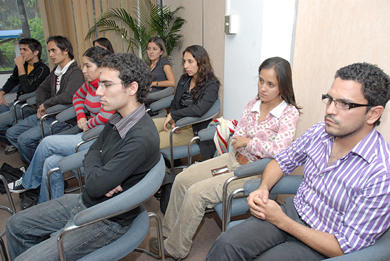 Estudiantes durante la entrega de las becas