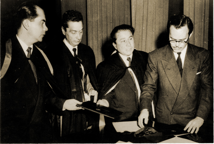 Firmando convenio en 1958