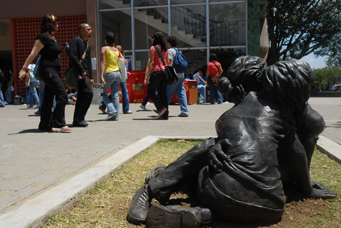 Escultura jóvenes abrazándose