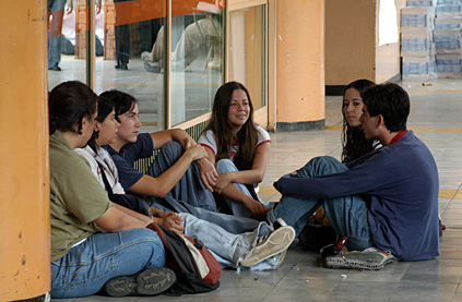 Estudiantes en pasillos de estudios generales