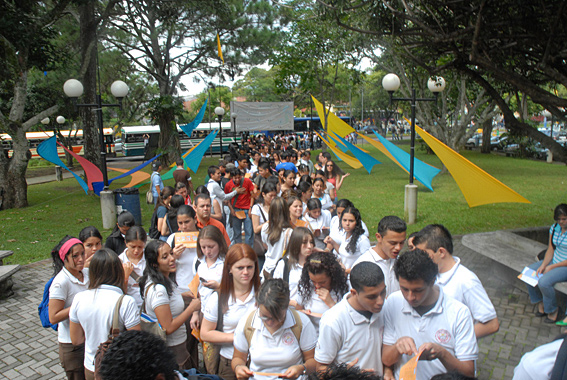 Fila de estudiantes