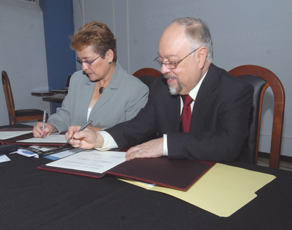 Dra. Yamileth González y el Dr. Francisco Antonio Pacheco firmando