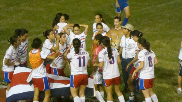 Equipo fútbol femenino celebrando