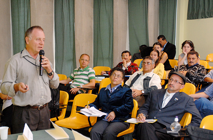 Gastón Laporte exponiendo