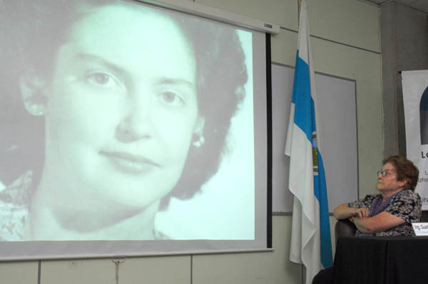 Guadalupe Pérez observando proyección