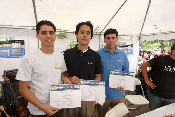 Estudiantes mostrando certificados