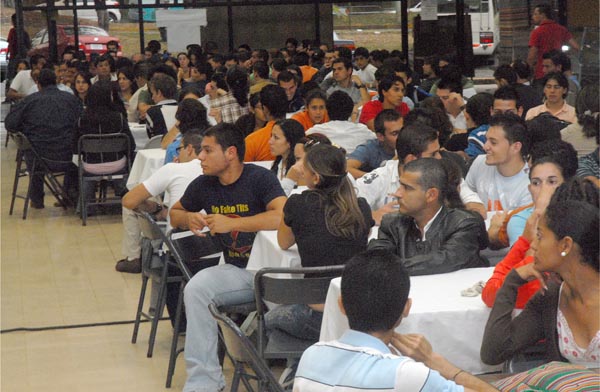 Atletas en el comedor estudiantil