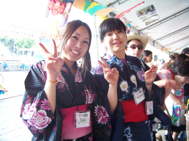 Jovenes asiáticas con vestidos tradicionales saludando