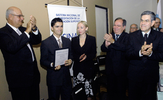 Mauricio Muñoz y autoridades mostrando certificado