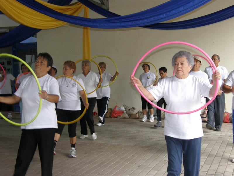 Adultos mayores en actividades físicas