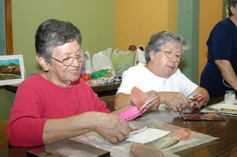 Adultas mayores haciendo manualidades