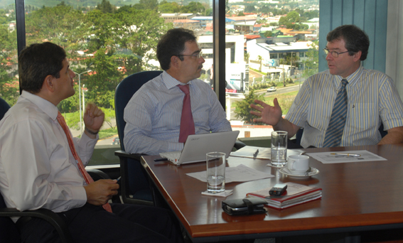 Autoridades durante reunión