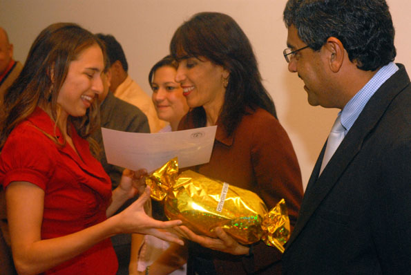 Catherine Mayorga Hidalgo recibe reconocimiento