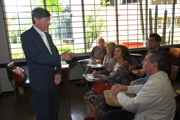 Profesor y estudiantes en clase