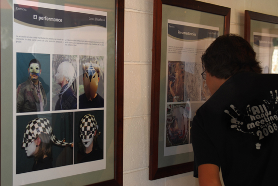 Joven observando exposición