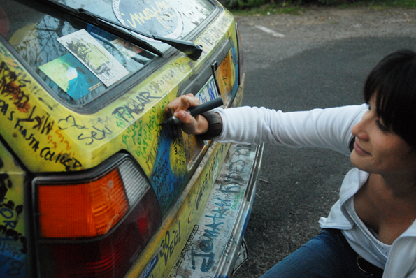 Elena firmando vehículo