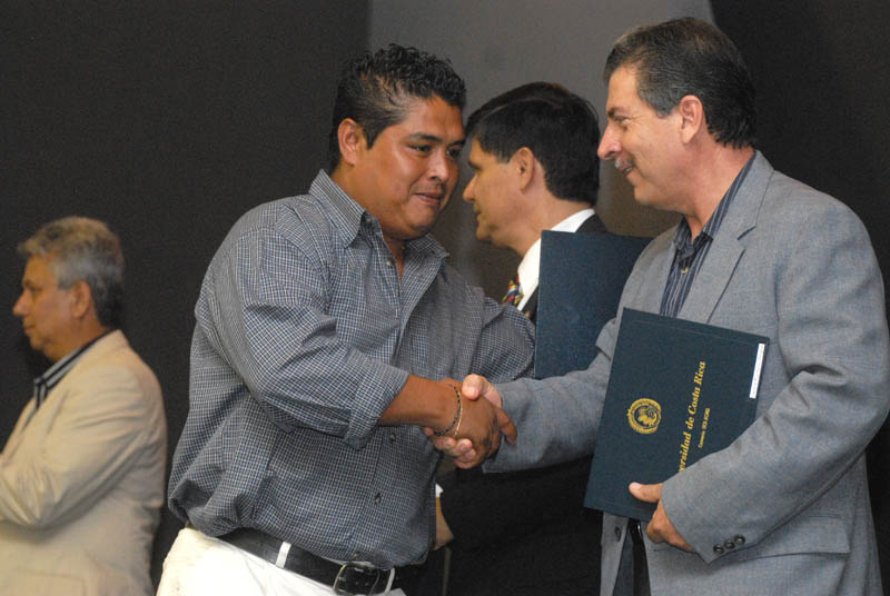 Jorge Miranda entrega titulo