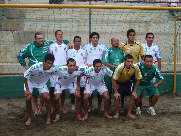 Equipo fútbol posando