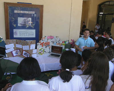Escolares observando presentación