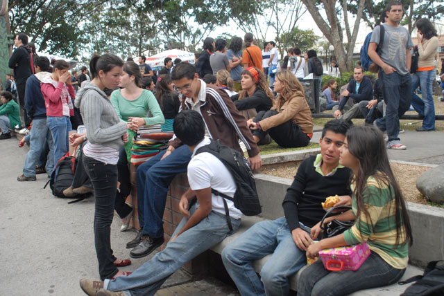 Estudiantes en la plaza Rodrigo Facio