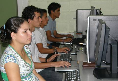 Estudiantes en laboratorio de cómputo