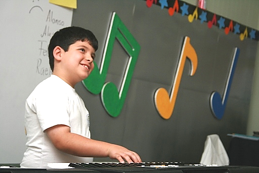 Niño pianista en salón de clase