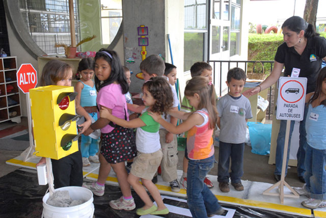 Niños en diñámica sobre seguridad vial