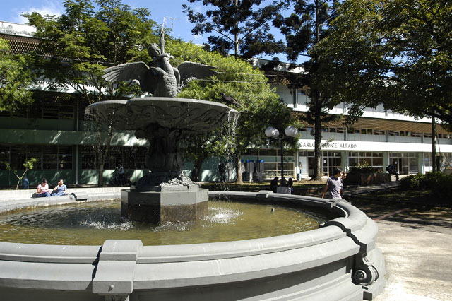 Fuente ubicada en la Plaza Rodrigo Facio