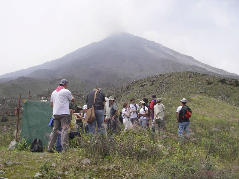 Grupo de especialistas visitando volcán Arenal