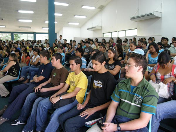 Estudiantes en auditorio