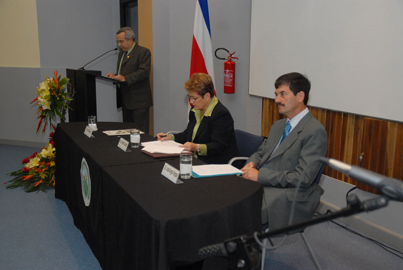 Mesa principal, Ismael Mazón al fondo en podio