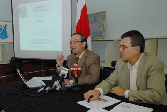 M.Sc. Johnny Madrigal y el Dr. Edgar Gutiérrez en conferencia