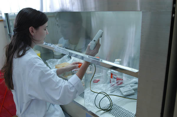 Funcionaria en laboratorio
