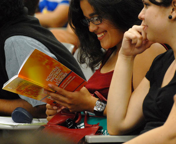 Mujeres en público hojeando libro