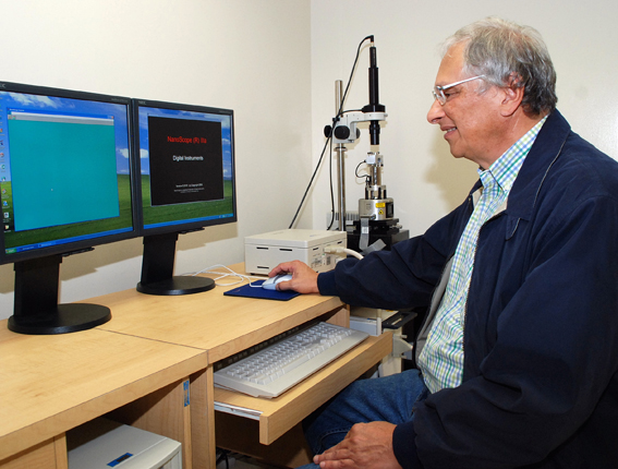 Dr. José Araya Pochet usando microscopio