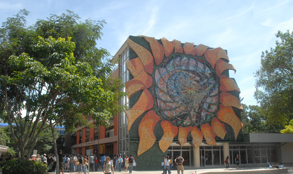 Mural en edificio de Estudios Generales