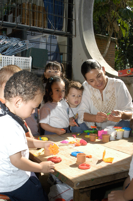 Niños y maestra