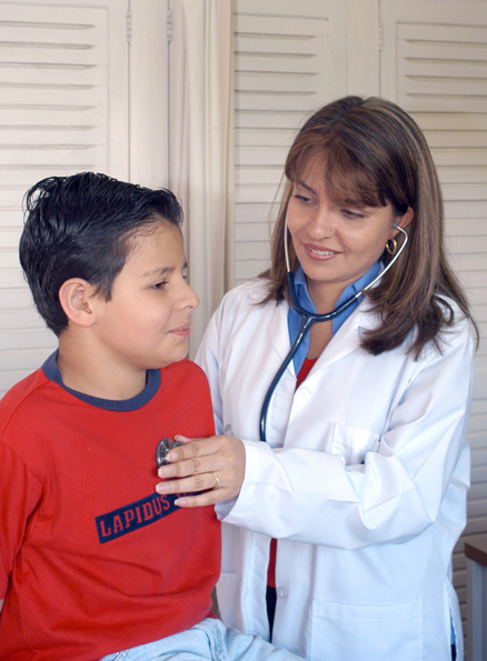 Doctora atendiendo niño