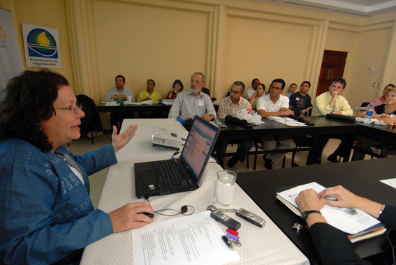 Silvia Meléndez charlando