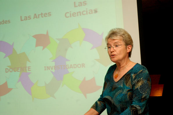 Dra. Hildegard Froehlich exponiendo