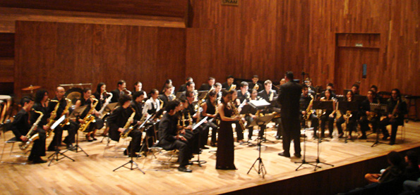 Ensamble de saxofones en escenario