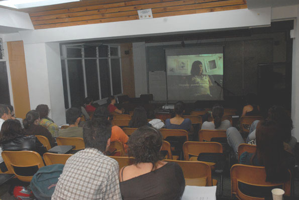 Estudiantes observando documental