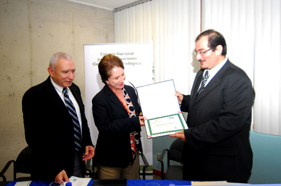 Entrega premio a Dr. Mahmmod Sasa