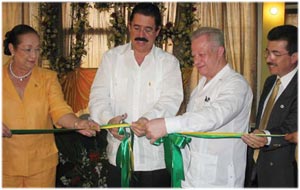 Manuel Zelaya en una inauguración