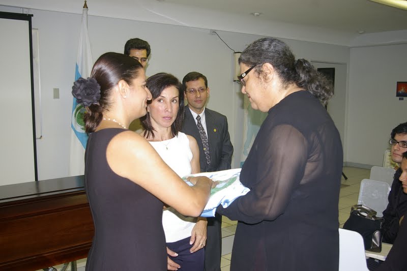 Carolina Carazo y Patricia Vega entregan bandera a Ana Mercedes Rodríguez