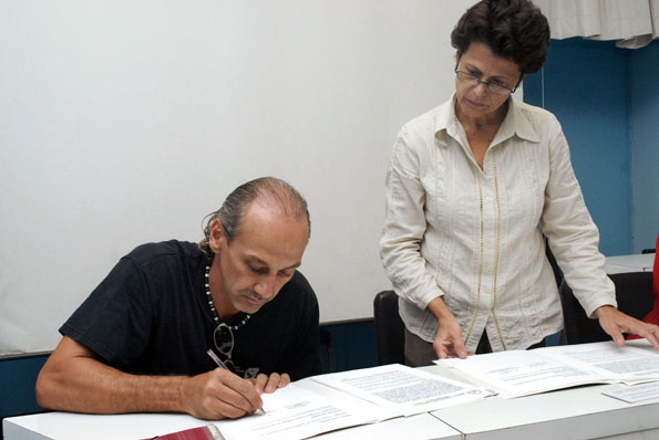 Autoridades durante la firma del convenio