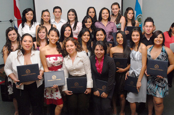 Técnicas asistentes dentales posando con sus títulos